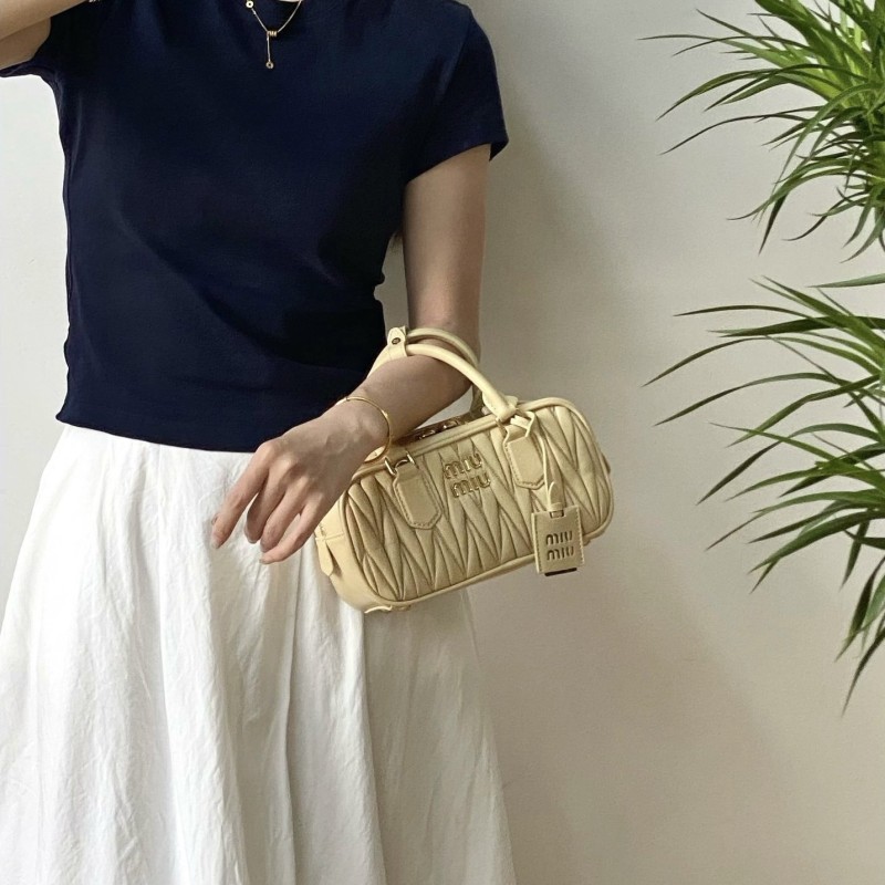 MiuMiu 皱褶保龄球包 