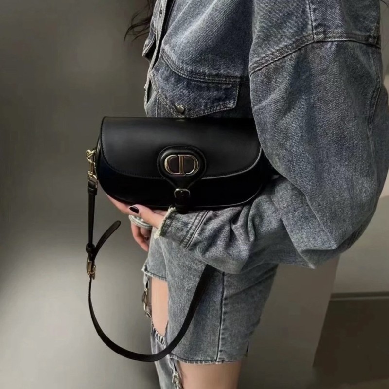 Dior East-West Bobby 月牙包